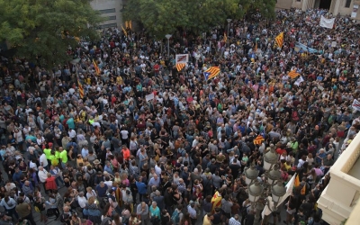 4.000 persones rebutgen, a la plaça de Sant Roc, l'operatiu de la Guàrdia Civil contra els CDR | Roger Benet